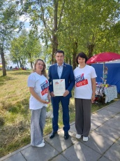Вручение памятного нагрудного значка "Знай Наших!" 