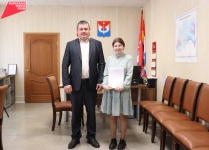 В администрации Юсьвинского муниципального округа состоялось вручение свидетельства о праве на получение социальной выплаты молодой семье