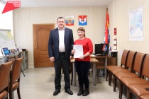 Глава Юсьвинского муниципального округа вручил свидетельство о праве на получение социальной выплаты молодой семье