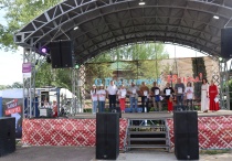 Глава Юсьвинского муниципального округа Николай Никулин торжественно вручил памятный нагрудный значок «Знай Наших!»