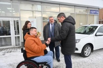 Фонд «Защитники Отечества» продолжает предоставлять ветеранам специальной военной операции автомобили с ручным управлением