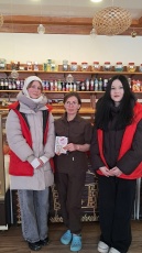 Активисты "Движения первых" Юсьвинской школы поздравили сегодня работающих женщин нашего села