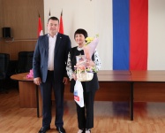 На августовской педагогической конференции педагогам вручили почетный знак "Знай наших"