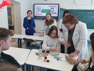 Будущие выпускники Юсьвинской средней общеобразовательной школы встретились с сотрудниками компании «Пермфармация»